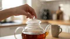 Koľko vydrží uvarený čaj na stole a kedy ho radšej vyliať